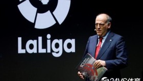 足球金球奖争议史：齐达内一击定乾坤，C罗梅西拉锯战，苏亚雷斯咬人事件影响